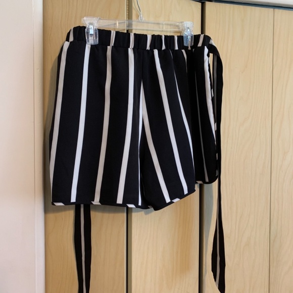 Venus Black and Cream Dressy Shorts with Scalloped Side Slit - Picture 3 of 6